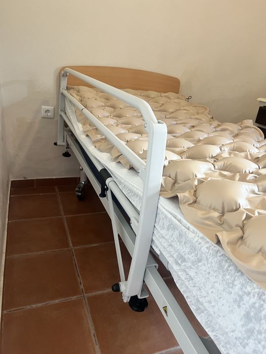 Cama Articulada Elétrica com Grades Laterais