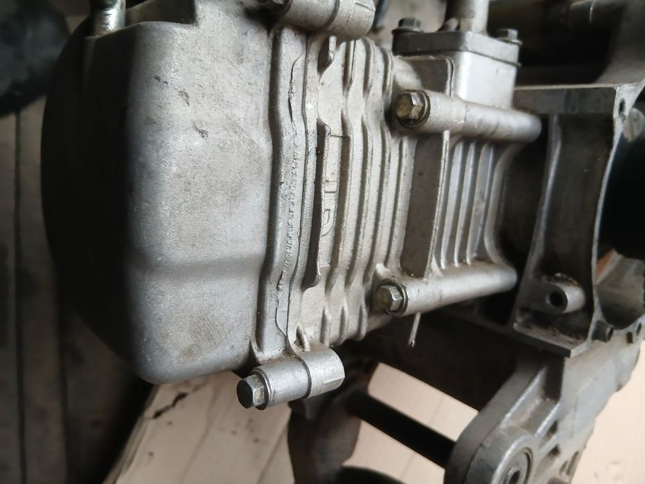 Запчастини двигуна ,колеса,пластик 4т.  Китайського Скутера