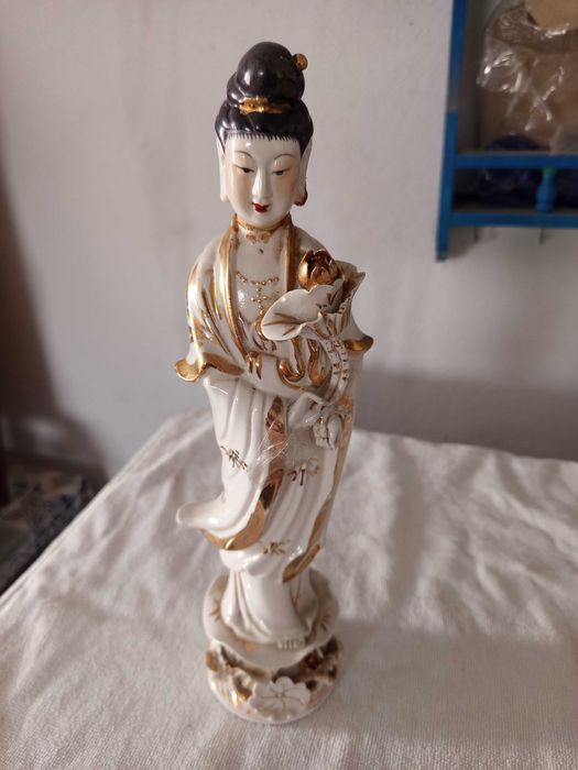 Deusa Chinesa da Felicidade com flor de lótus. 30 cm