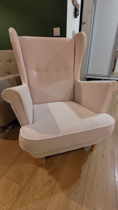 Fotel uszak pudrowy róż pokój dziecka:)