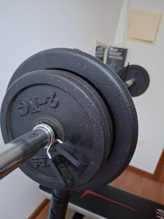 Banco de musculação, barra, pesos e  alteres