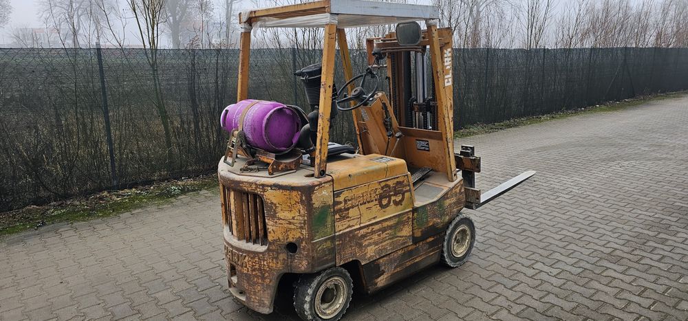 Wózek widłowy  Clark  wolny skok 1,5 tony triplex LPG