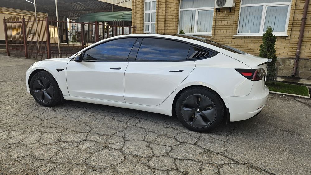 Продам tesla model 3