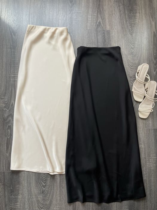 Атласна спідниця міді