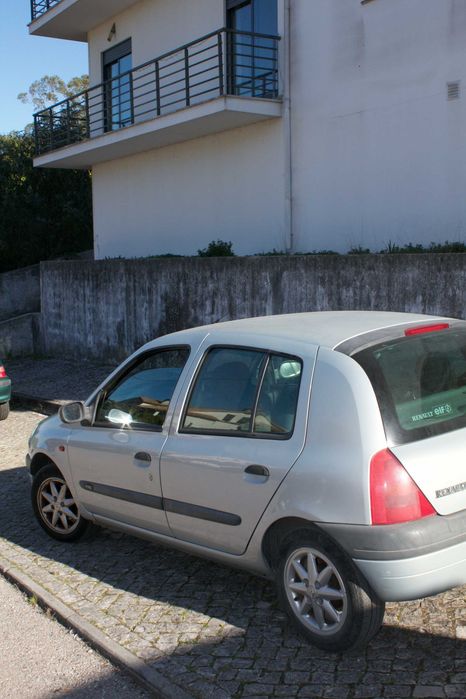 Renault Clio 1.2 (Ano 2000 / Mês 12) – Para Peças ou Reparação
