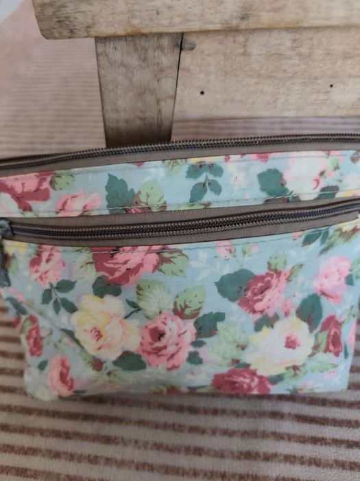 Cluch floral impermeável