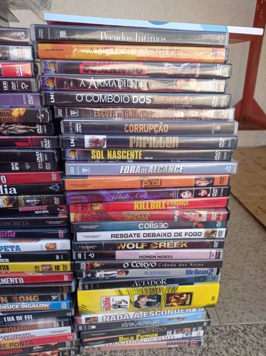 Mais de 90 DVDs de grandes clássicos originais.