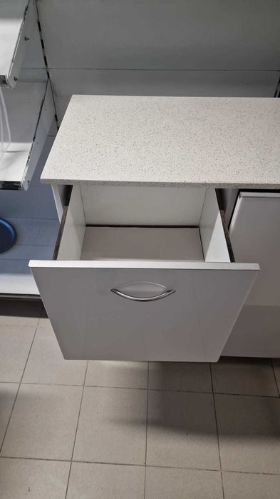 Vendo armário com gavetão para comércio, tem rodinhas nos pés.