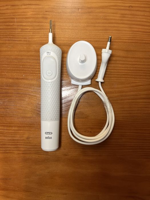Escova de dentes elétrica Oral B