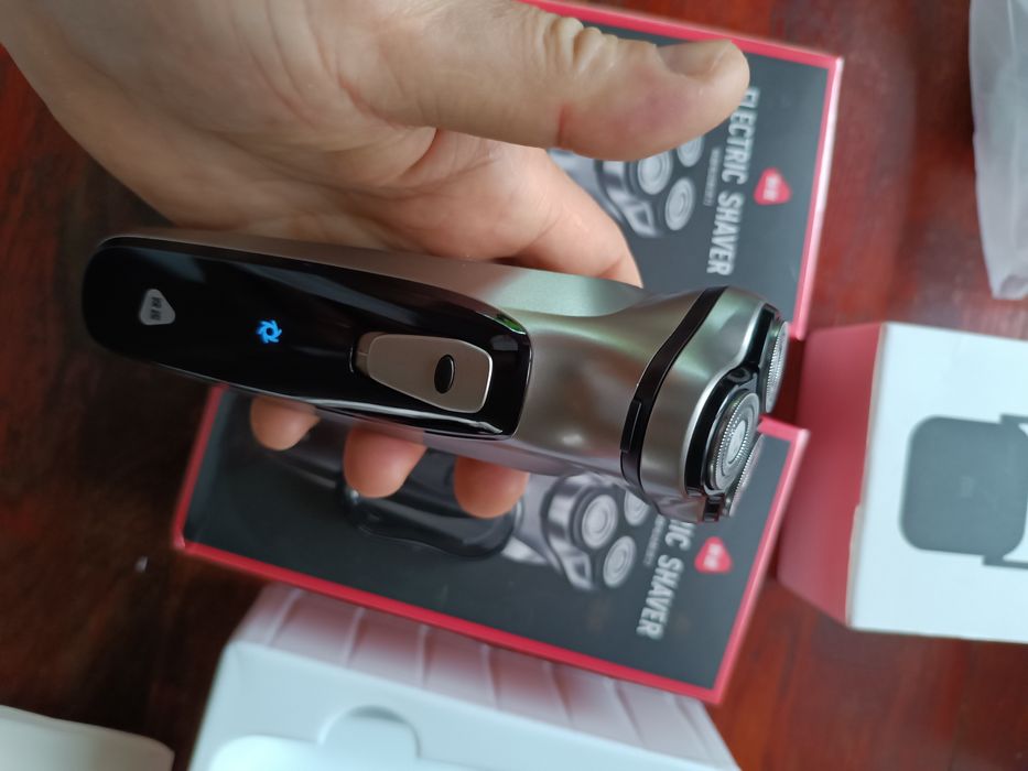 Бритва на три плавающиз лезвиях, есть нож для выравнивания висков