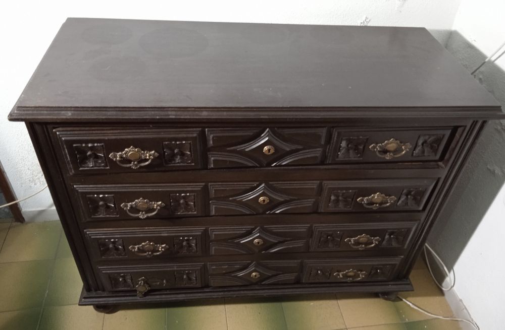 Cómoda antiga estilo bilros, com 4 gavetas
