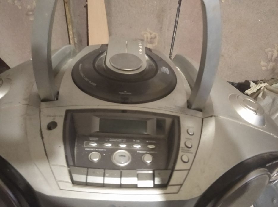 магнитолу и с радио и чтением дисков LG