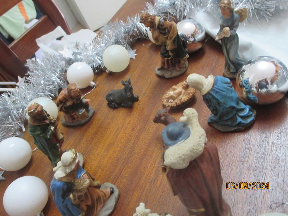 Figuras do presépio e alguns enfeites natalícios