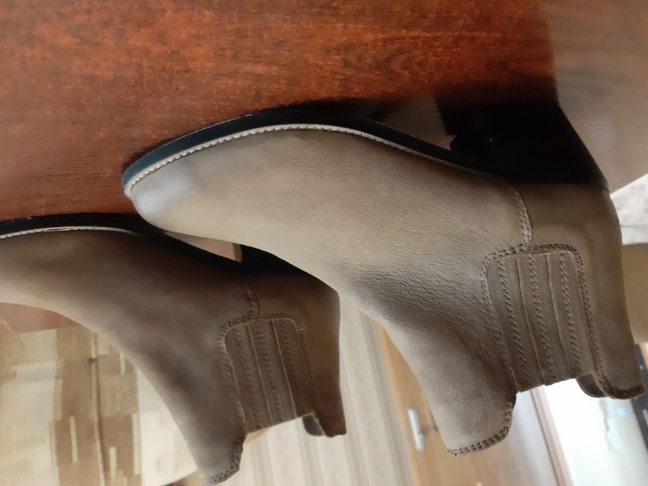 Damskie, nowe, ciemno beżowe, skórzane sztyblety na słupku rozmiar 41