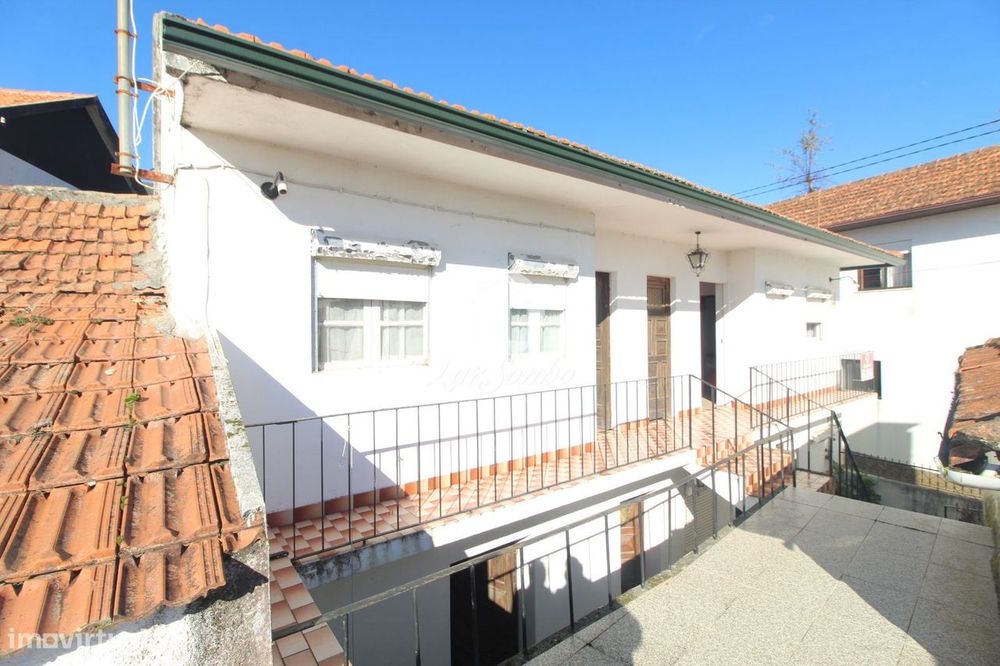 Moradia T4, situada em Ovil, Baião