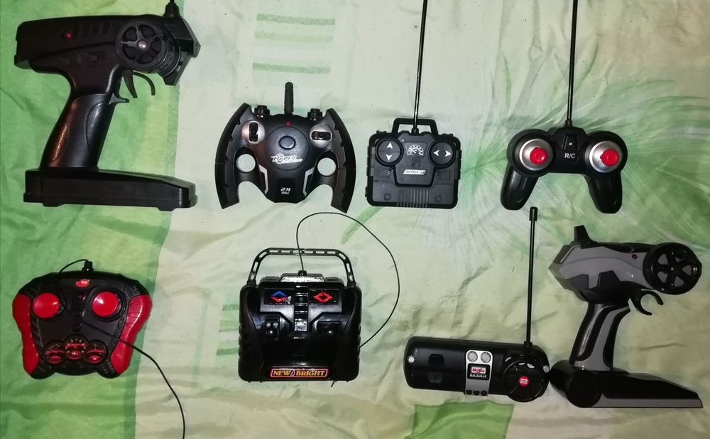 Пульты и машинки игрушки. Одним лотом.