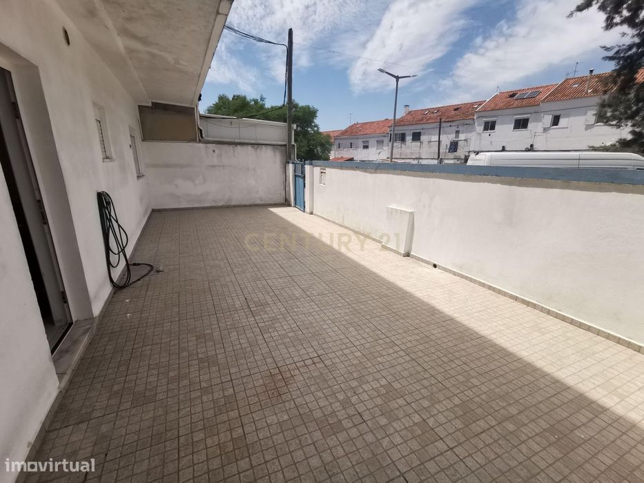 Apartamento T1 R/C com quintal - Charneca da Caparica