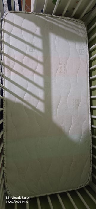 Berço com barreira rebatível com colchão