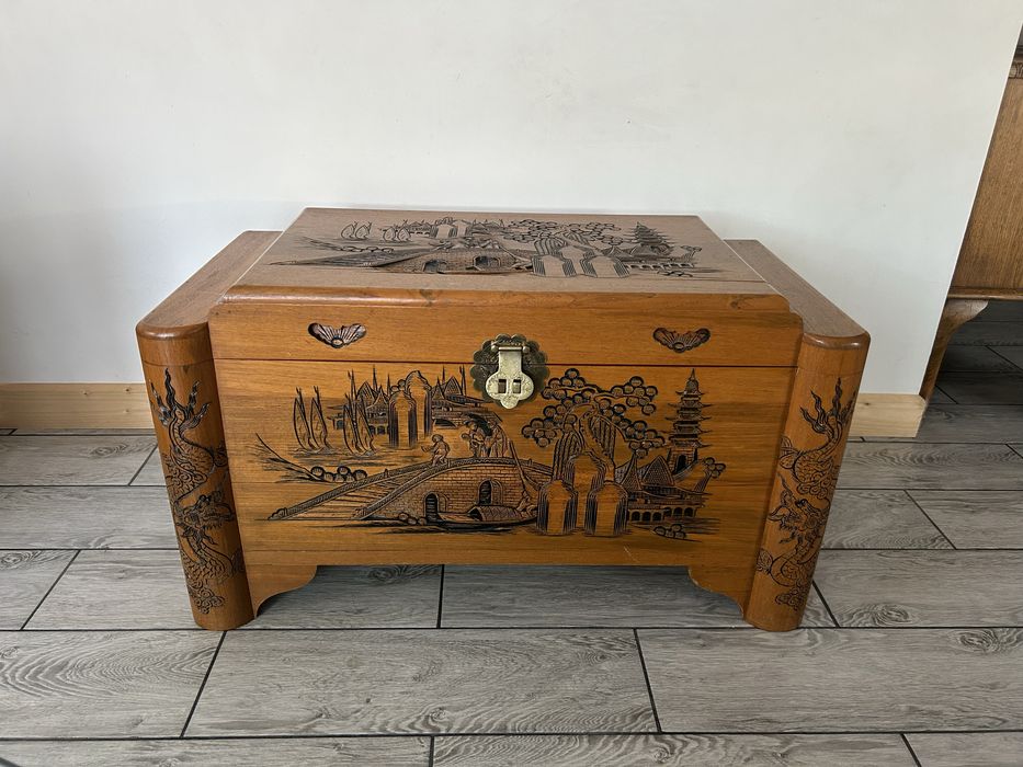 Drewniany kufer rzeźbiony Kultura Wschodu Motyw smoka i marynistyczny