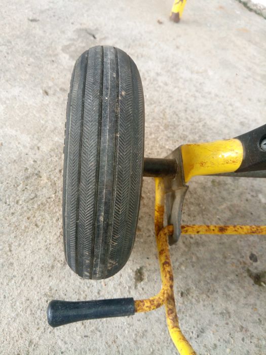 Triciclo com rodas de pneu e camera de ar