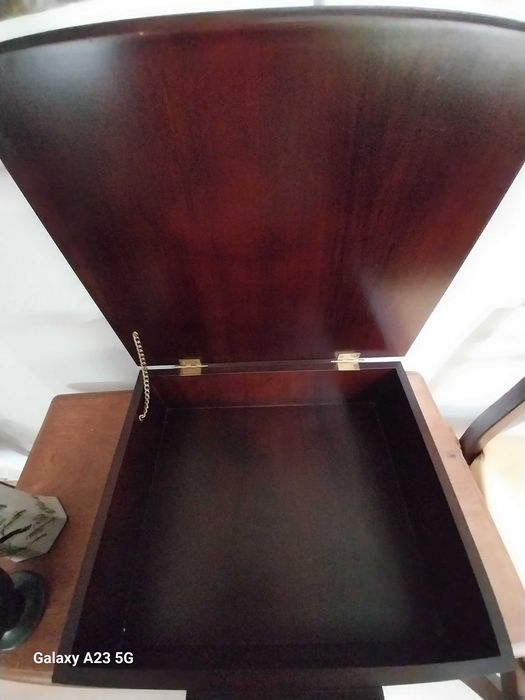 caixa em madeira com suporte para livro/atril