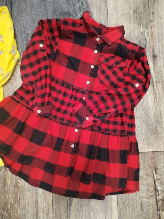 Сукні на дівчинку 2-3 роки червона в клітинку довше. Ціна вказана за 3