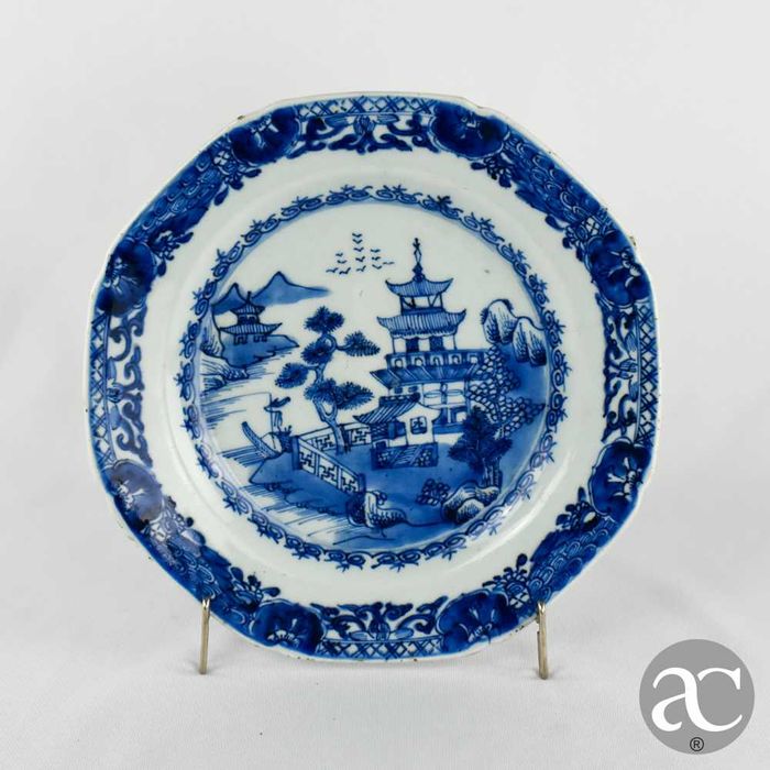 Prato oitavado porcelana China, dec. pagodes, Qianlong, séc. XVIII