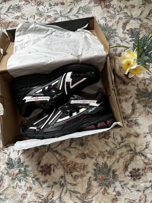 New Balance 1906 – czarne z bordowymi detalami