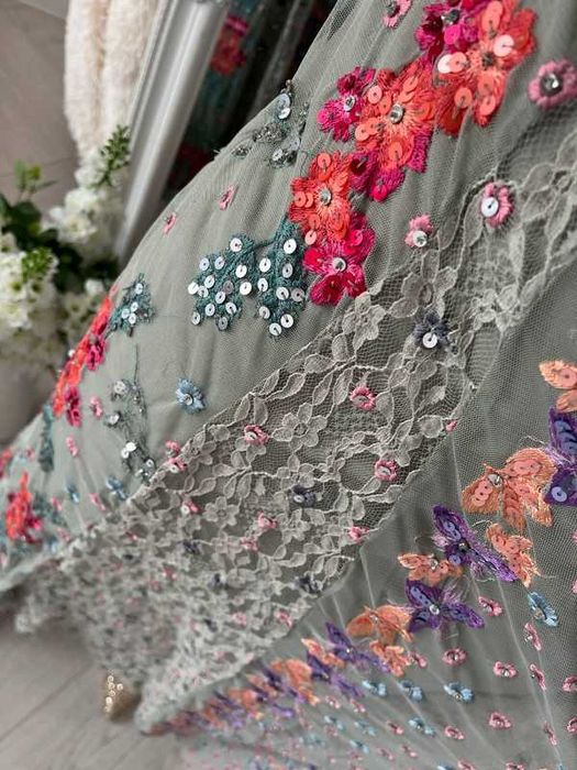 Śliczna sukienka haftowana Maya Deluxe