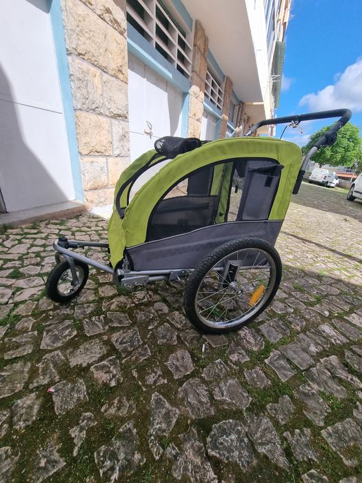 Carrinho atrelado cães