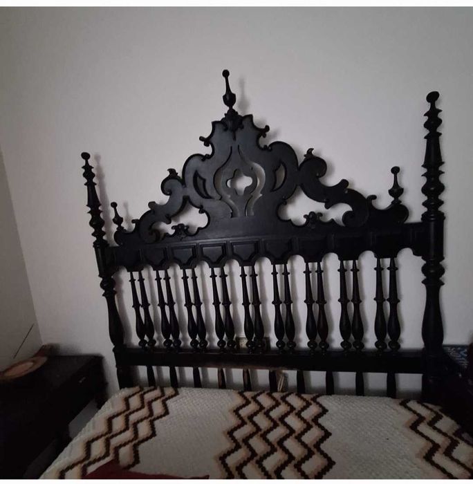 Cama, mesas cabeceira, e cómoda e uma cadeira