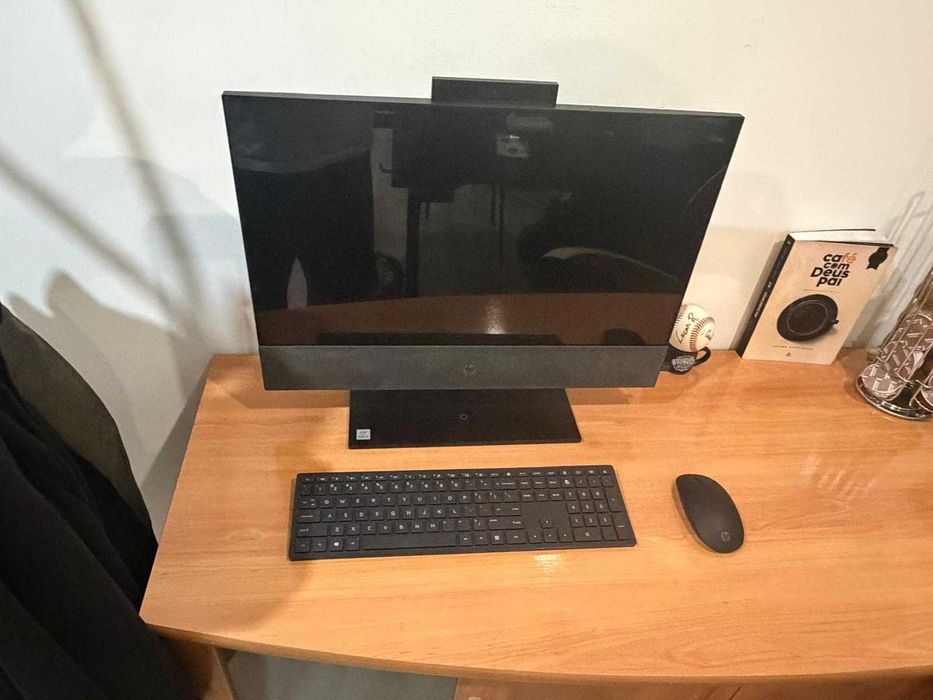 Oportunidade! HP Pavilion All-in-One 24-k0xxx em Excelente Estado + Teclado warrior com LED