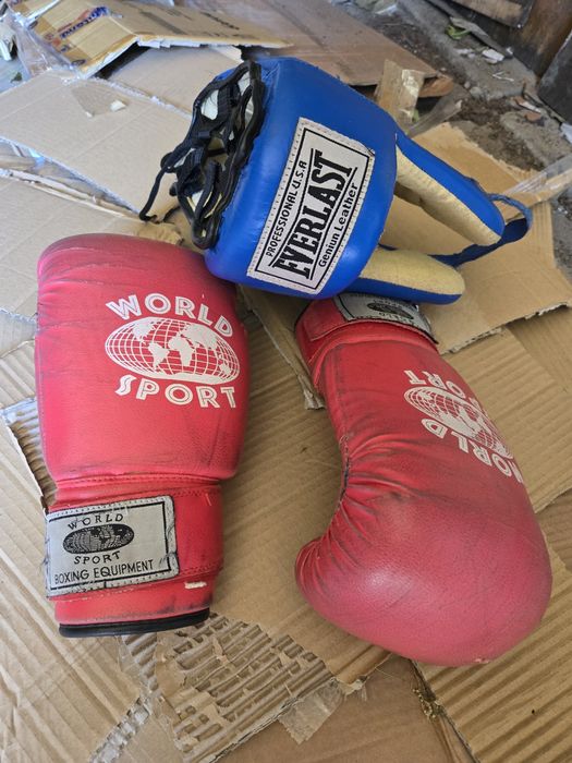 Продам  перчатки и шлем