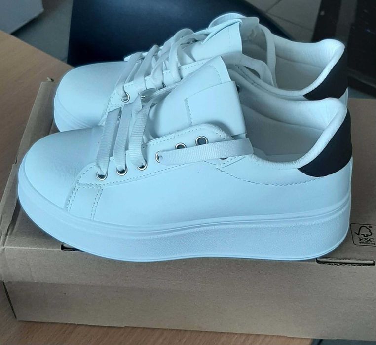 Białe sneakersy z czarnym akcentem r. 38 nowe
