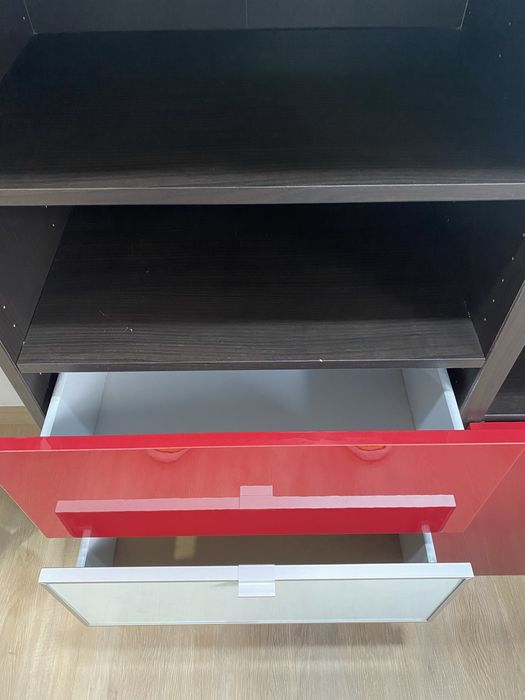 Armário/estante preto, vermelho e branco