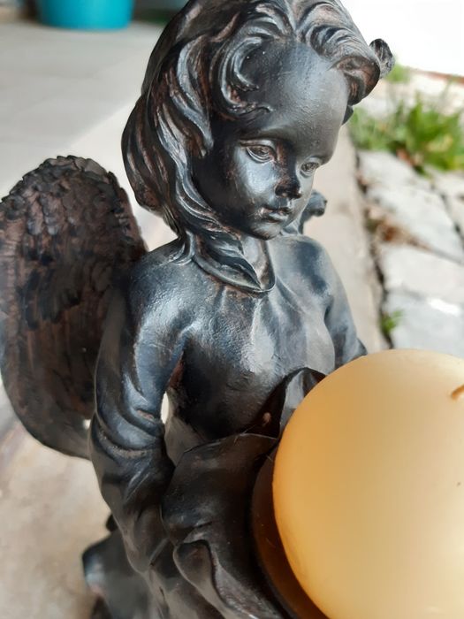 Anjo em massa com vela