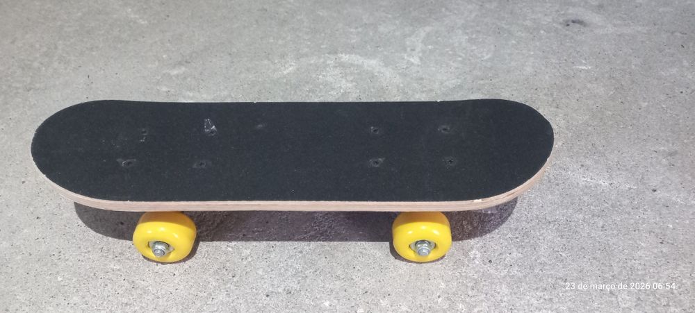 Skate pequeno em madeira