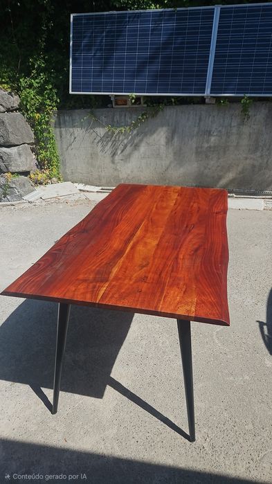 Mesa  em madeira maciça