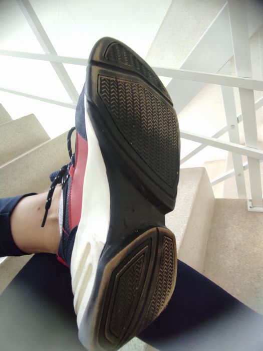 Sapatilhas azul com vermelho