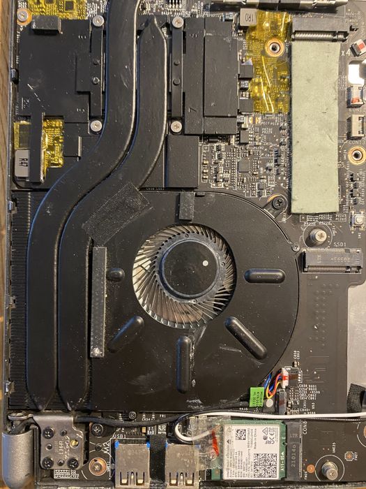 Laptop MSI Prestige 16 na części