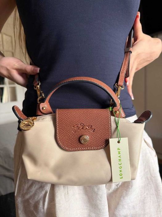 Bolsa Longchamp tamanho mini com alça em bege