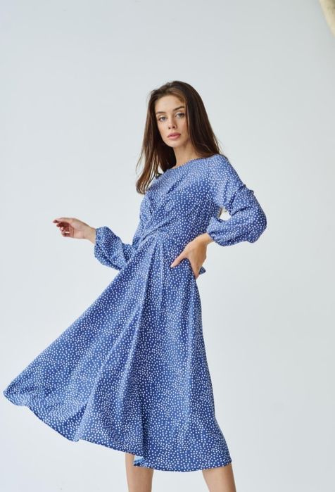 Сукня в горошок   дуже гарно підкреслює талію