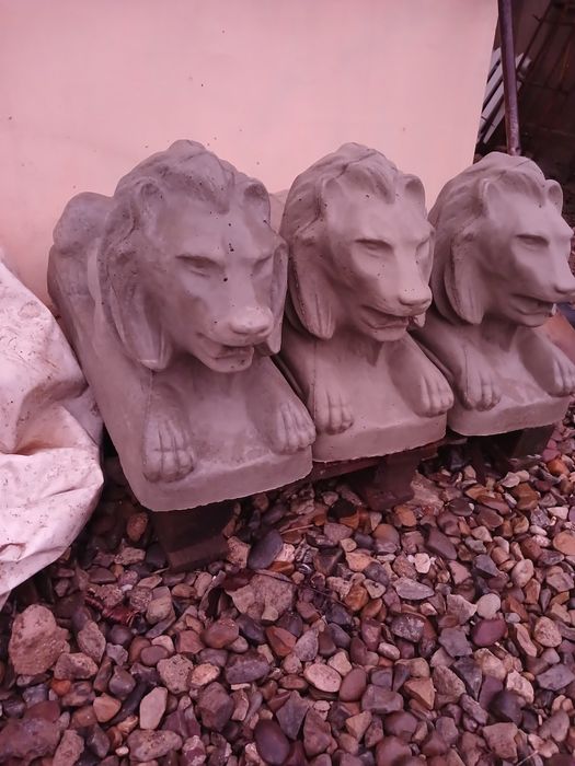 Фігура лева бетонна