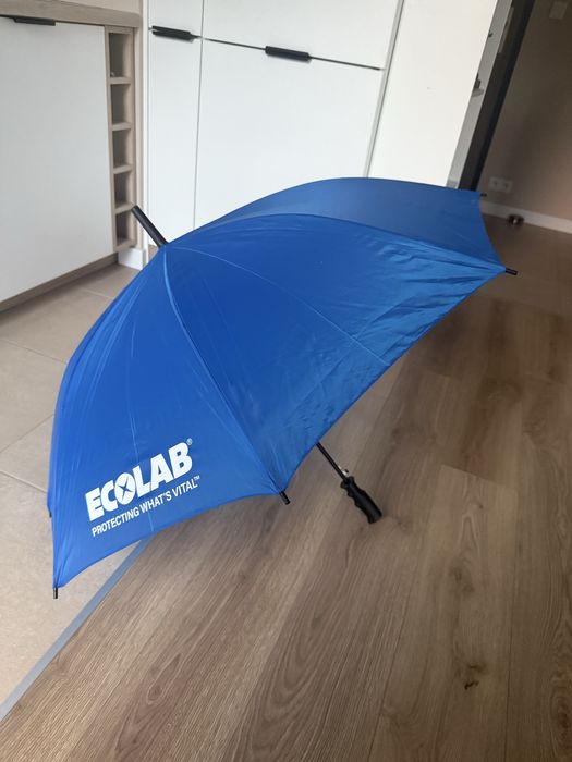 Duży niebieski parasol automatyczny Ecolab porządy z rączką składany