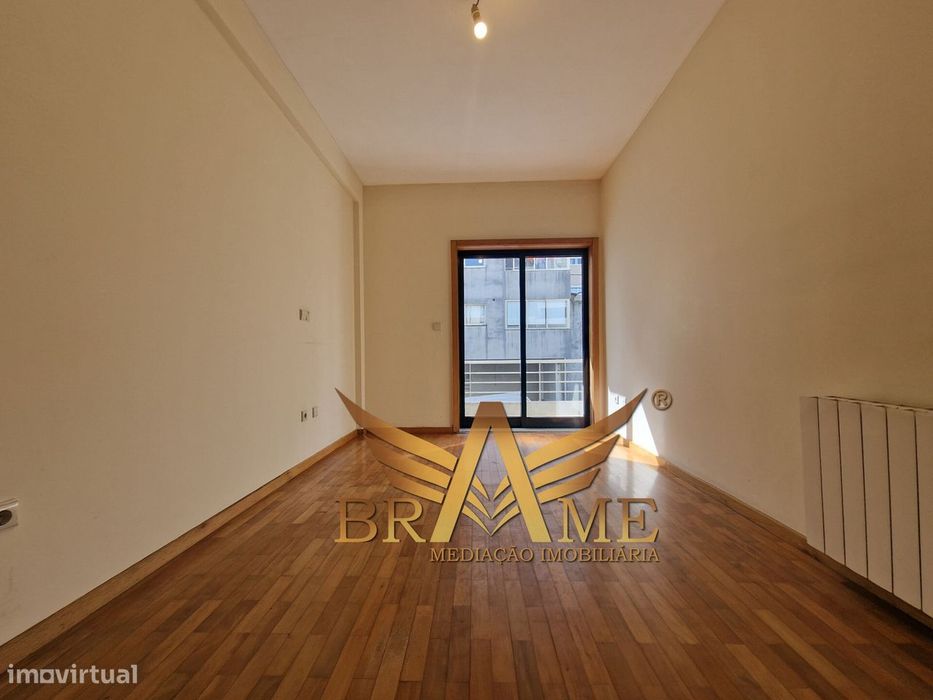Apartamento T2 Com Lugar De Garagem | Rua Da Constituição - Porto