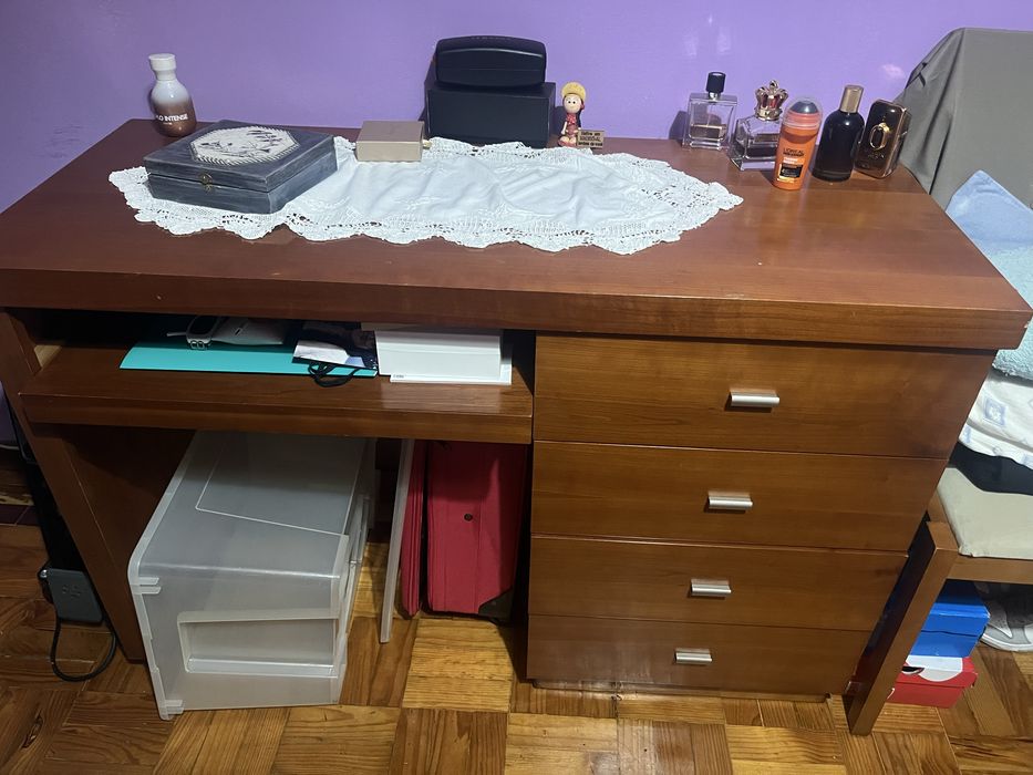 Cama de solteiro com colchão, mesinha de cabeceira e secretária