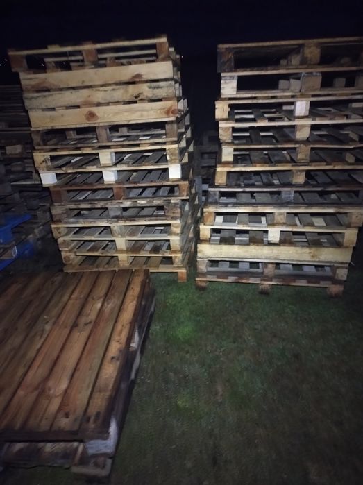 Palety  zwykle i duże  normalne palety paletki