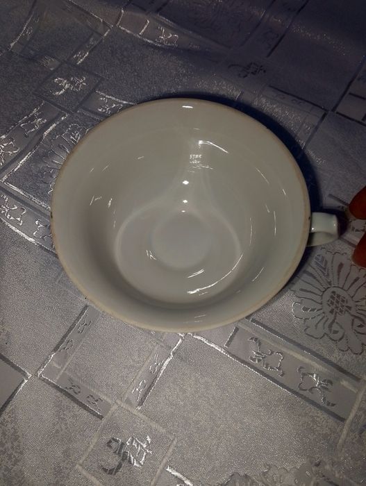 Biała filiżanka do herbaty na stopce