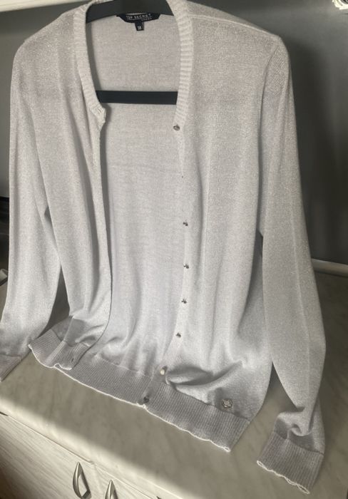 Jasno szary sweterek