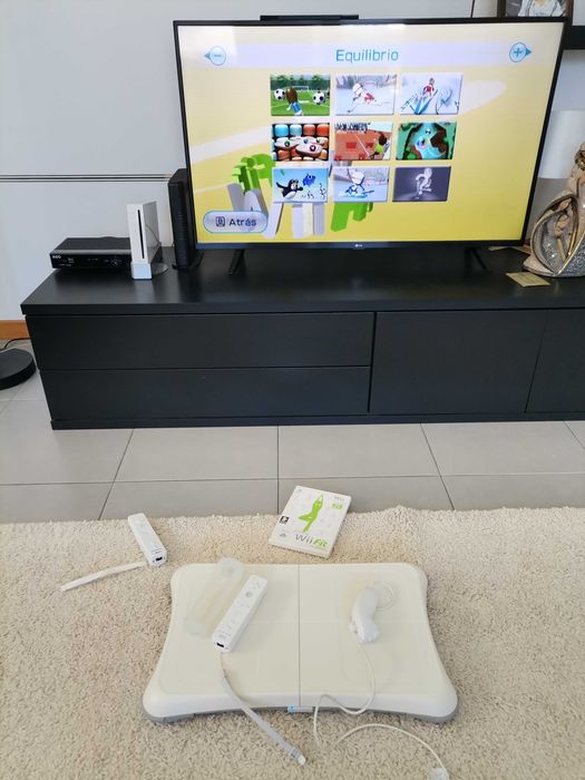 Vendo Nintendo Wii + balança + jogo Wii Fit